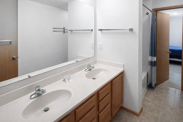 1450 Tower Lane NE 16, Cedar Rapids, IA 52402