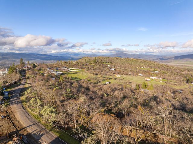 445 Mt Castle Drive, Eagle Point, OR 97524