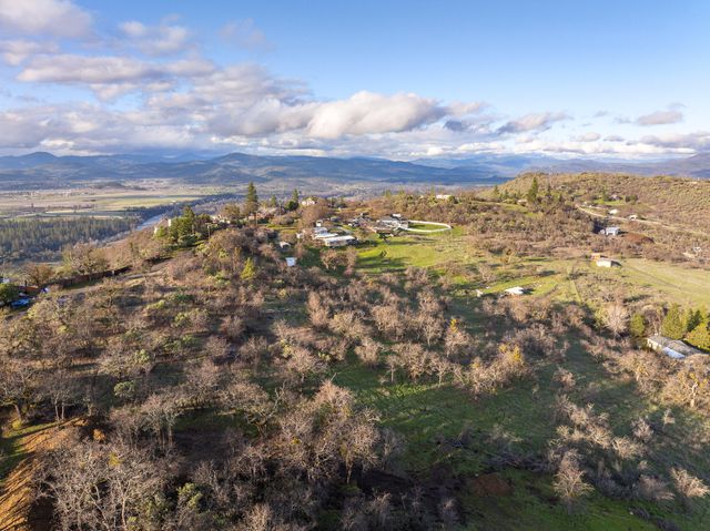 445 Mt Castle Drive, Eagle Point, OR 97524