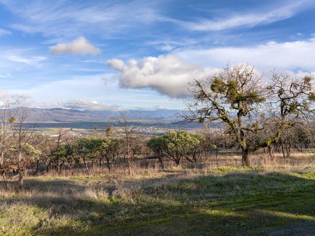 445 Mt Castle Drive, Eagle Point, OR 97524