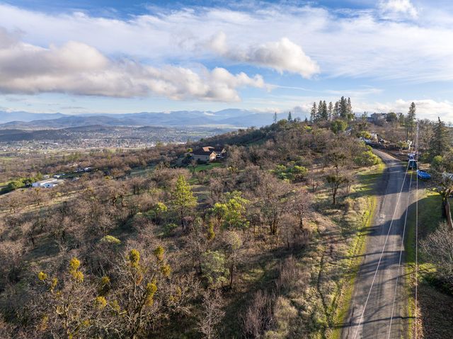 445 Mt Castle Drive, Eagle Point, OR 97524