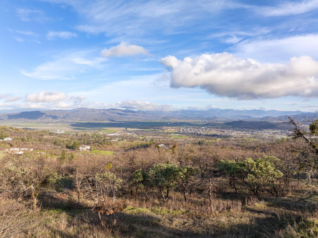 445 Mt Castle Drive, Eagle Point, OR 97524