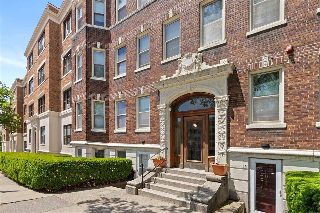 1645 Commonwealth Ave 17, Boston, MA 02135