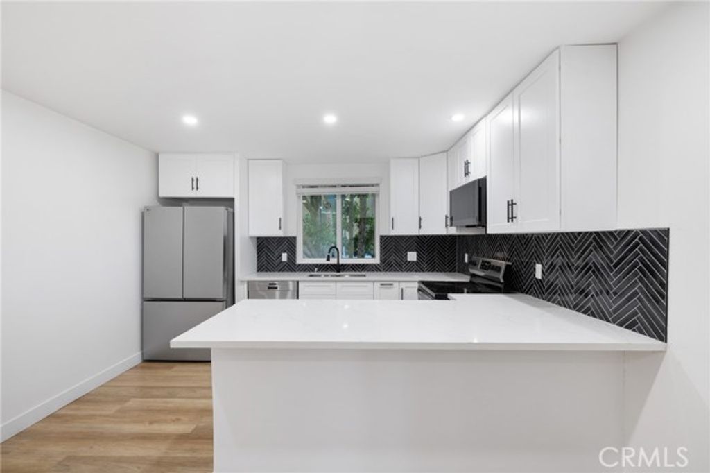 17000 Burbank Boulevard 101, Encino (los Angeles), CA 91316