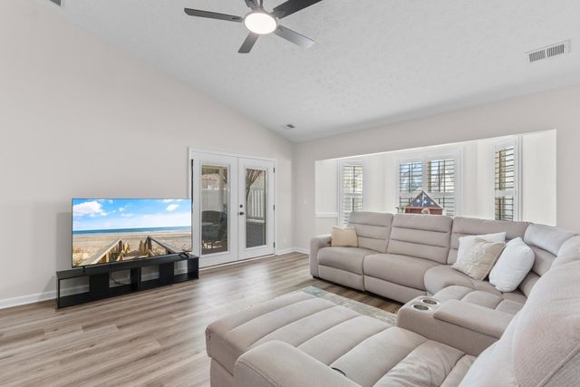 2423 Glen Dr., Little River, SC 29566