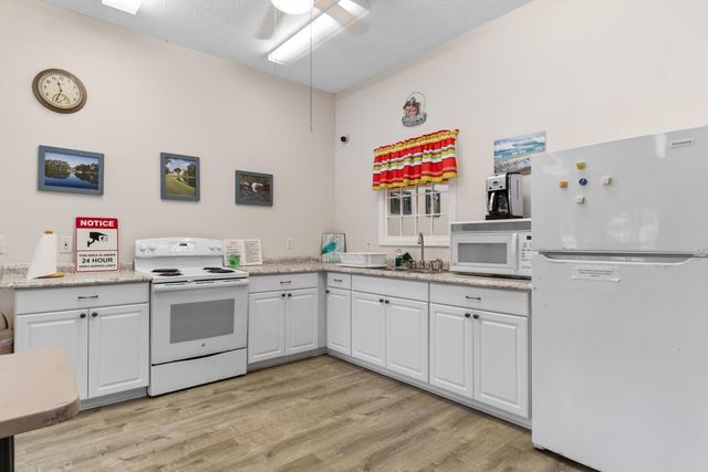 2423 Glen Dr., Little River, SC 29566