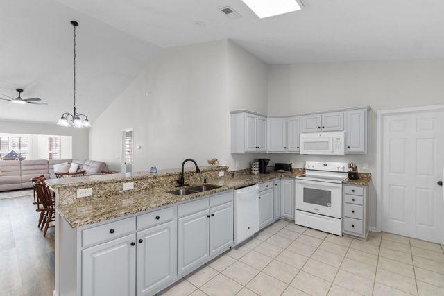 2423 Glen Dr., Little River, SC 29566