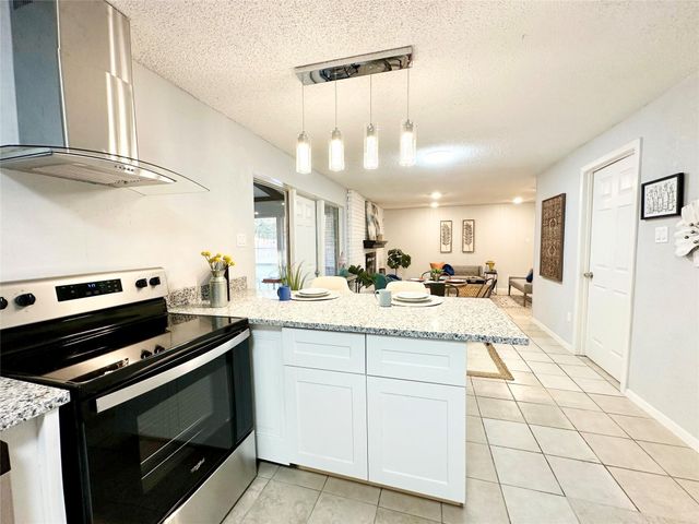 2111 Warwick Drive, Arlington, TX 76015