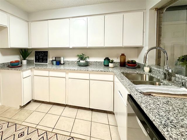 2111 Warwick Drive, Arlington, TX 76015