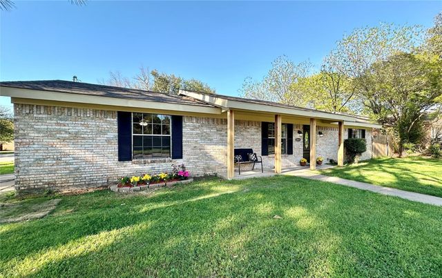 2111 Warwick Drive, Arlington, TX 76015