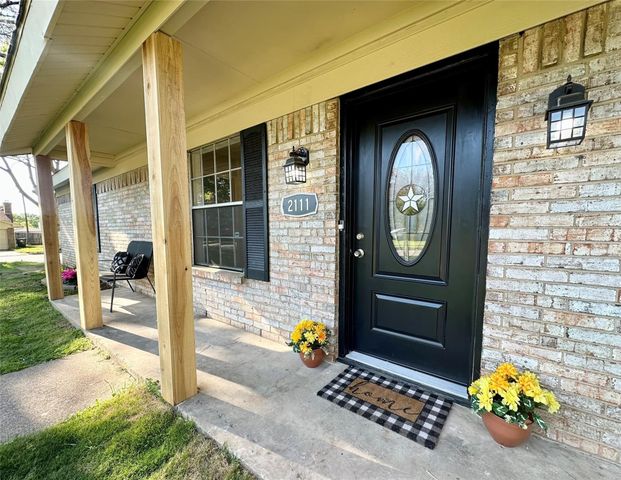 2111 Warwick Drive, Arlington, TX 76015