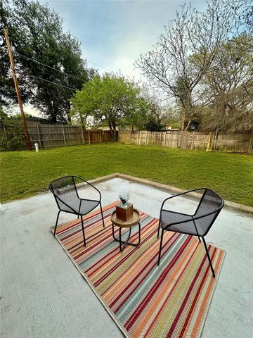 2111 Warwick Drive, Arlington, TX 76015