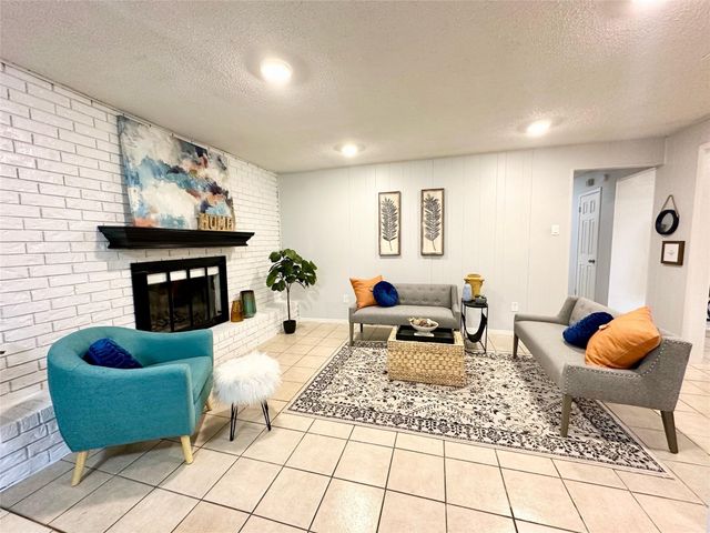 2111 Warwick Drive, Arlington, TX 76015