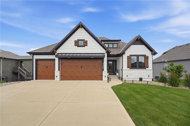 4261 Lakeshore Drive, Basehor, KS 66007