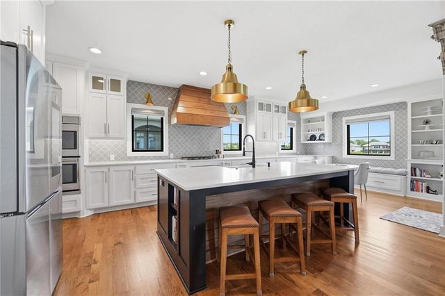 4261 Lakeshore Drive, Basehor, KS 66007