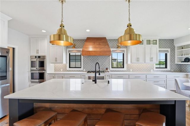 4261 Lakeshore Drive, Basehor, KS 66007