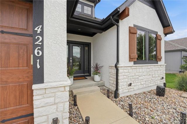 4261 Lakeshore Drive, Basehor, KS 66007