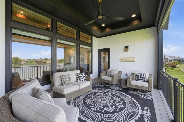 4261 Lakeshore Drive, Basehor, KS 66007