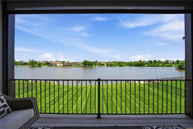 4261 Lakeshore Drive, Basehor, KS 66007