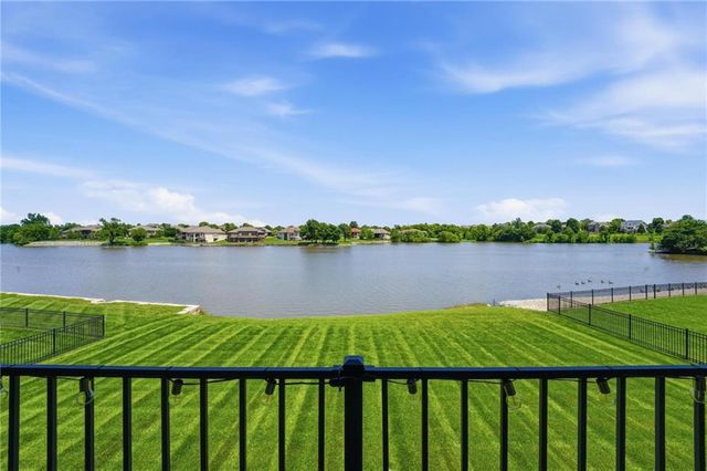 4261 Lakeshore Drive, Basehor, KS 66007