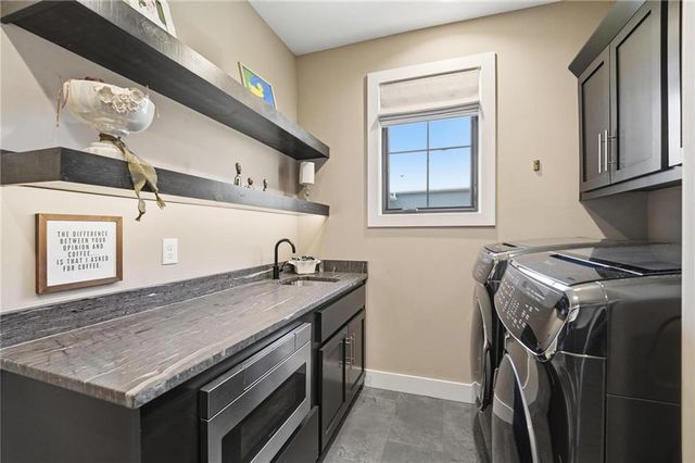 4261 Lakeshore Drive, Basehor, KS 66007