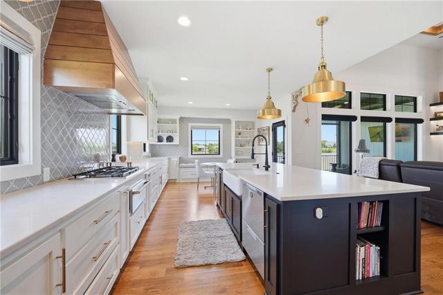 4261 Lakeshore Drive, Basehor, KS 66007