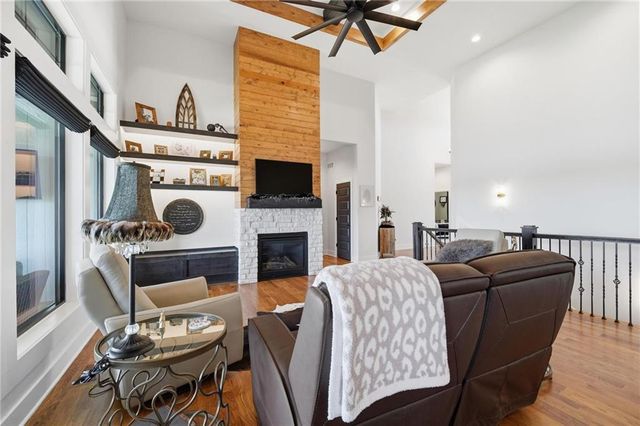 4261 Lakeshore Drive, Basehor, KS 66007