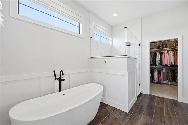 4261 Lakeshore Drive, Basehor, KS 66007