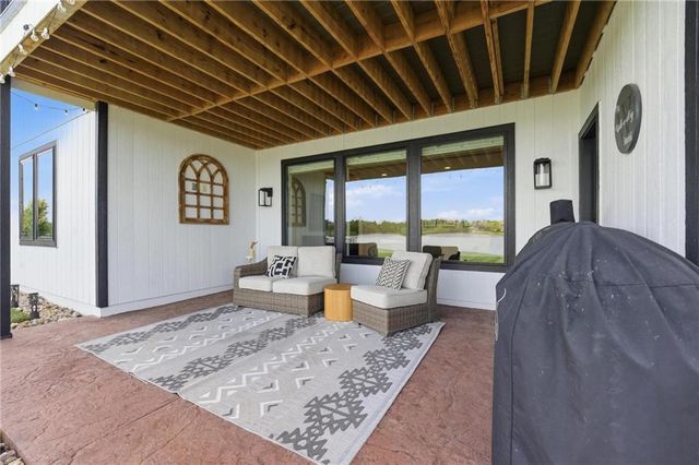 4261 Lakeshore Drive, Basehor, KS 66007
