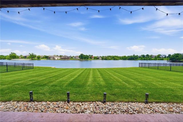 4261 Lakeshore Drive, Basehor, KS 66007
