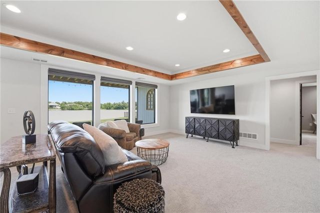 4261 Lakeshore Drive, Basehor, KS 66007