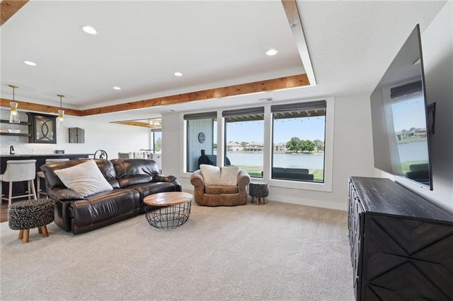 4261 Lakeshore Drive, Basehor, KS 66007
