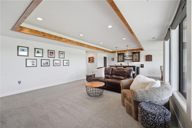 4261 Lakeshore Drive, Basehor, KS 66007