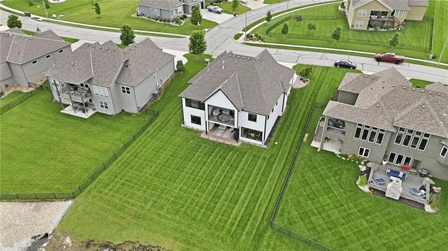 4261 Lakeshore Drive, Basehor, KS 66007