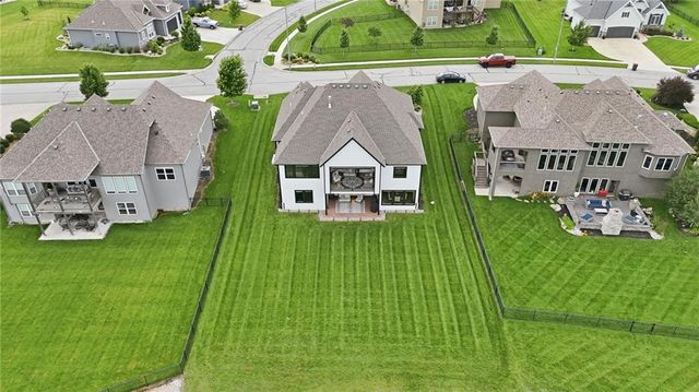 4261 Lakeshore Drive, Basehor, KS 66007
