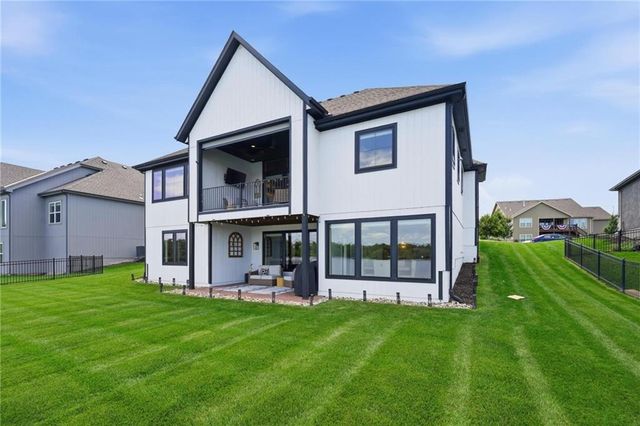 4261 Lakeshore Drive, Basehor, KS 66007