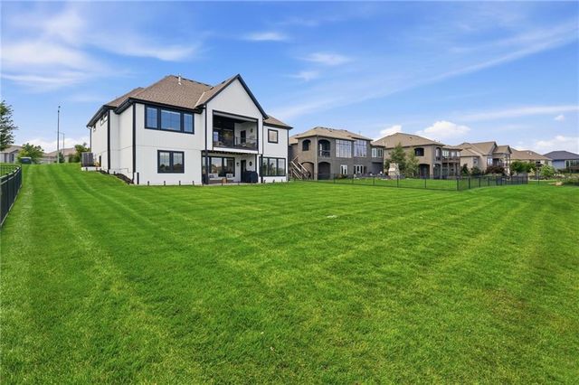 4261 Lakeshore Drive, Basehor, KS 66007