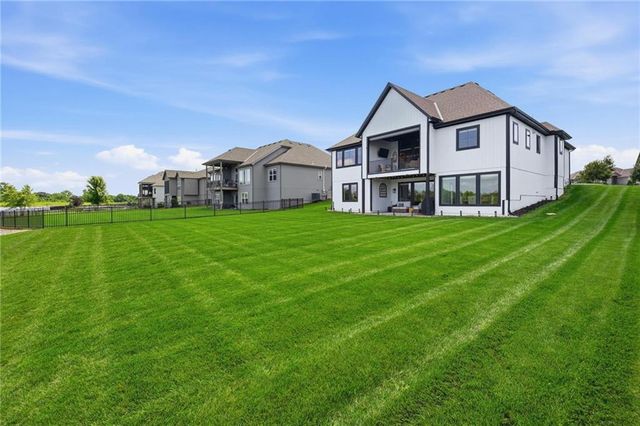4261 Lakeshore Drive, Basehor, KS 66007
