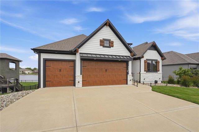 4261 Lakeshore Drive, Basehor, KS 66007