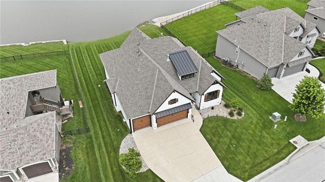 4261 Lakeshore Drive, Basehor, KS 66007