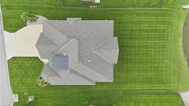 4261 Lakeshore Drive, Basehor, KS 66007