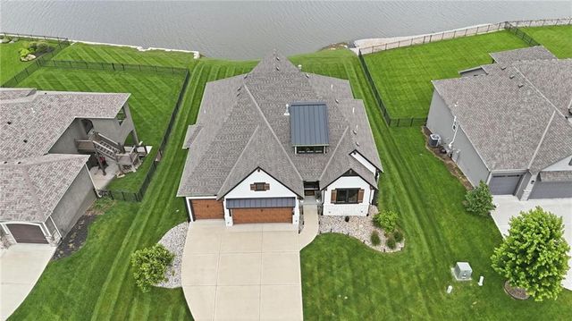 4261 Lakeshore Drive, Basehor, KS 66007
