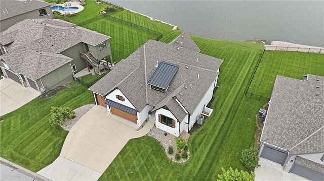 4261 Lakeshore Drive, Basehor, KS 66007