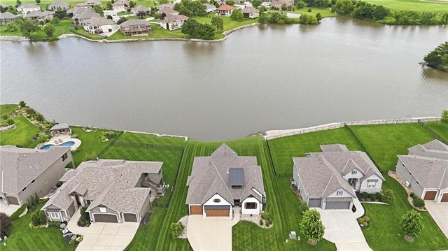 4261 Lakeshore Drive, Basehor, KS 66007