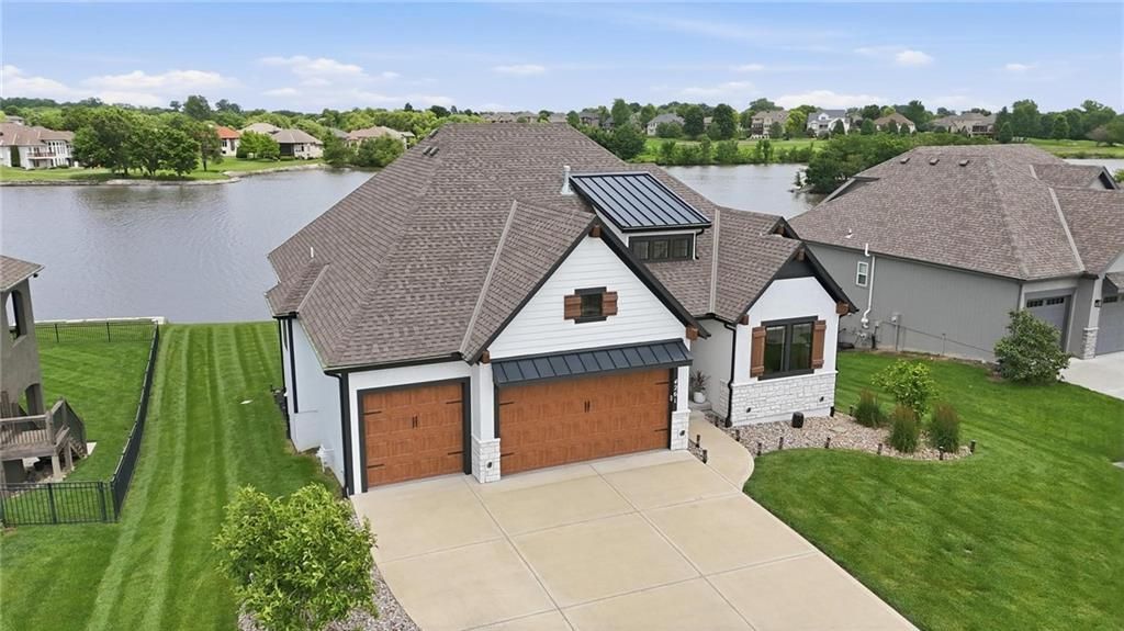 4261 Lakeshore Drive, Basehor, KS 66007
