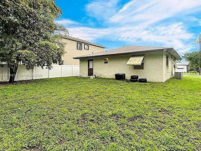 121 NW 7th Ave, Dania Beach, FL 33004