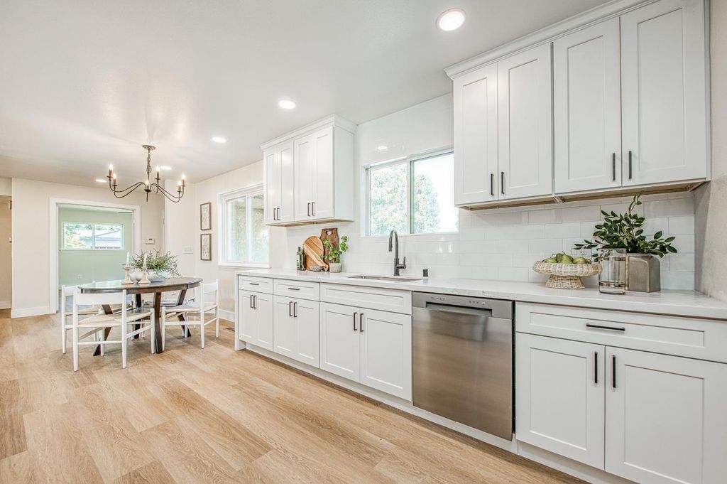 Image 10 of property listing at 6569 N Teilman Avenue, Fresno, CA 93711