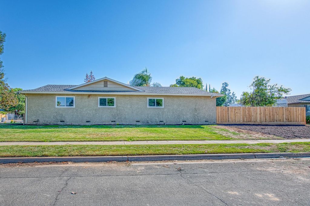 Image 4 of property listing at 6569 N Teilman Avenue, Fresno, CA 93711