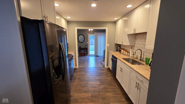 876 Woodcross Court, Avon, IN 46123