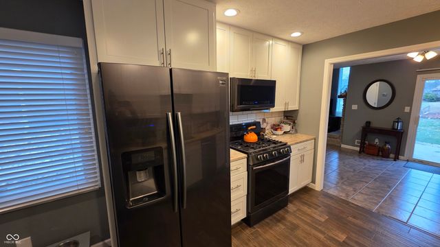 876 Woodcross Court, Avon, IN 46123